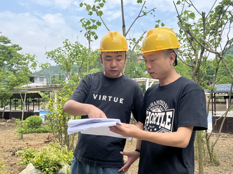 2、塵外遖山施工方正在查看施工情況。