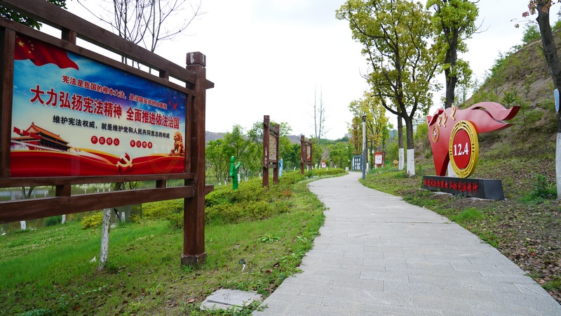 百里杜鵑憲法主題公園一隅。汪沙攝