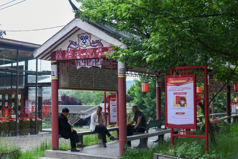 普底鄉(xiāng)穎川村法治文化長(zhǎng)廊。秦清攝