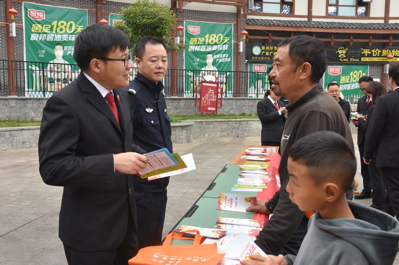 工作人員為居民講解法律相關(guān)知識(shí)。