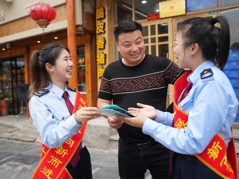 黎平縣稅務(wù)局普法小分隊(duì)走進(jìn)沿街商鋪，向個(gè)體工商戶宣傳個(gè)人所得稅優(yōu)惠政策。
