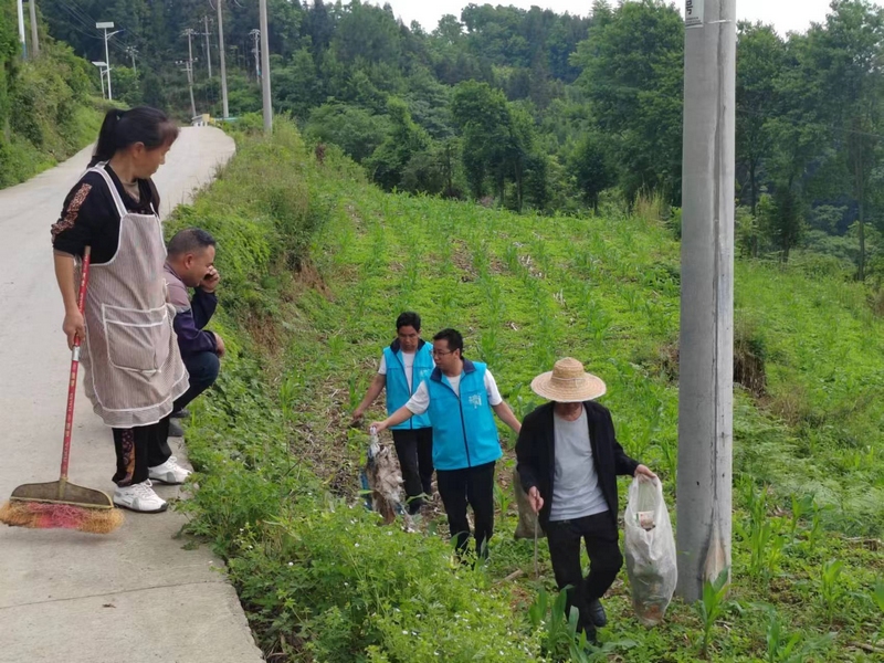 (1)流長苗族鄉(xiāng)上街村村干部及群眾對道路沿線垃圾進(jìn)行清掃。