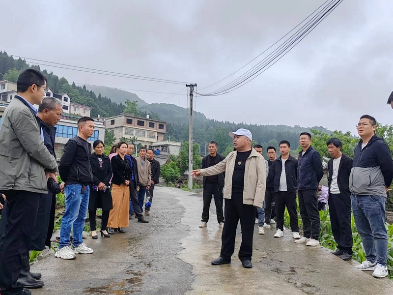 (2)流長苗族鄉(xiāng)農(nóng)村人居環(huán)境整治示范點打造暨“自己動手·美化家園”行動交流學(xué)習(xí)活動現(xiàn)場。