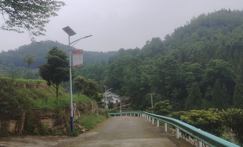 (3)油菜村干壩組路燈安裝實景。