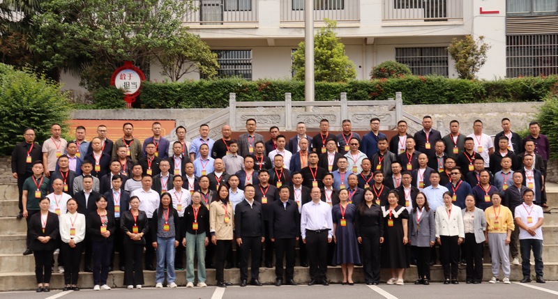 5月20日，赫章縣鄉(xiāng)科級領導干部進修班開班合影。胡彥攝