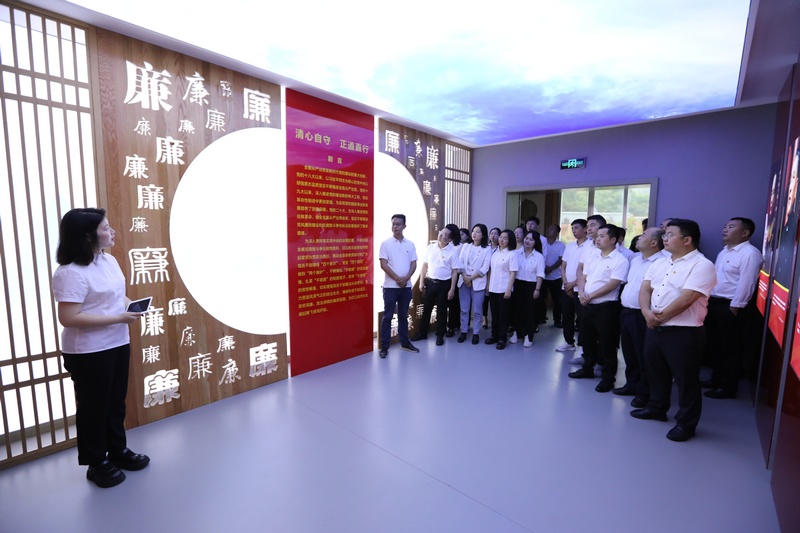 在警示教育基地現(xiàn)場學習。