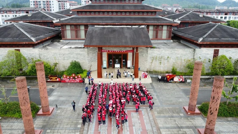 研學(xué)團(tuán)隊參觀仡佬民族歷史文化博物館。 陳西南 攝 
