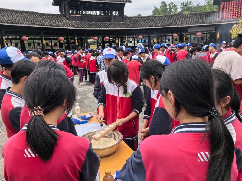 研學(xué)團(tuán)隊體驗仡佬美食酥食制作。 陳西南 攝 