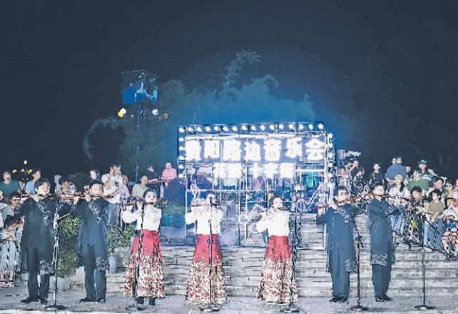 5月25日，貴州大學(xué)音樂學(xué)院學(xué)生在音樂會(huì)上演奏竹笛。