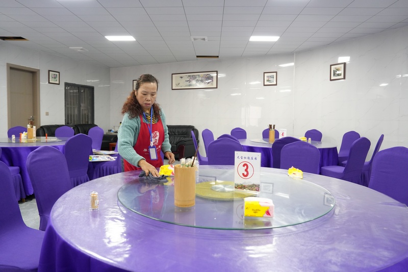 當?shù)卮迕裨诙霹N元寶莊園就近務工正忙著打掃餐廳迎接避暑游客。趙剛攝
