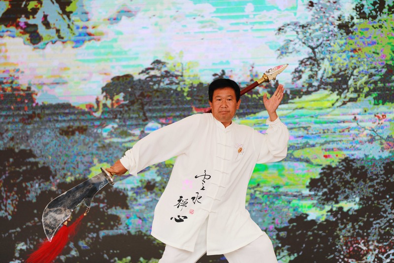 黔西市太極拳協(xié)會攜手黔西市老年大學(xué)組織老年人在該市金街廣場進(jìn)行太極拳表演。