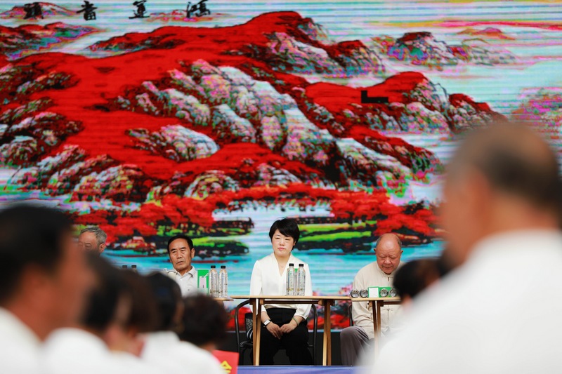 黔西市太極拳協(xié)會(huì)攜手黔西市老年大學(xué)組織老年人在該市金街廣場(chǎng)進(jìn)行太極拳表演。