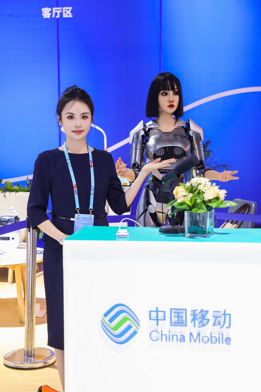 圖為“小柒”(后)初次登場，將與專業(yè)講解們一起為四海賓朋服務(wù)。
