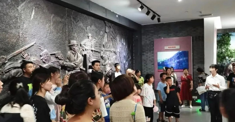 民宿老板為旅居游客安排參觀學(xué)習(xí)。劉琳攝