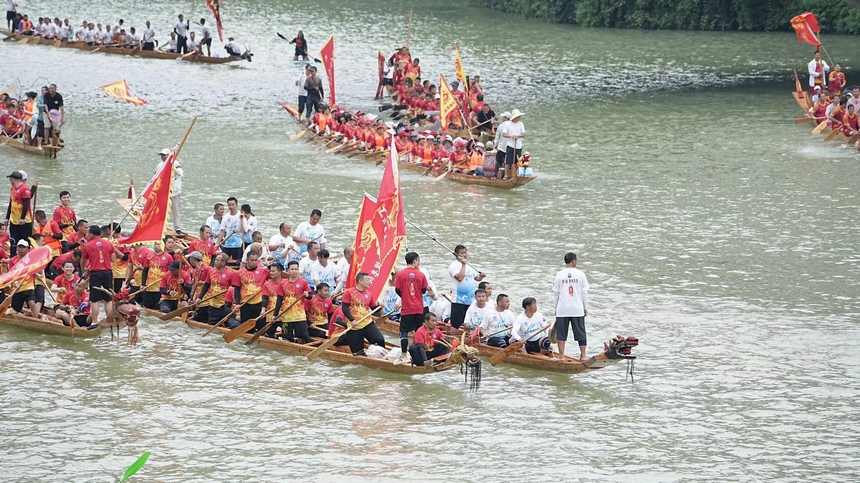 “龍舟游江”活動(dòng)現(xiàn)場(chǎng)。申逸愷、李銘亨攝