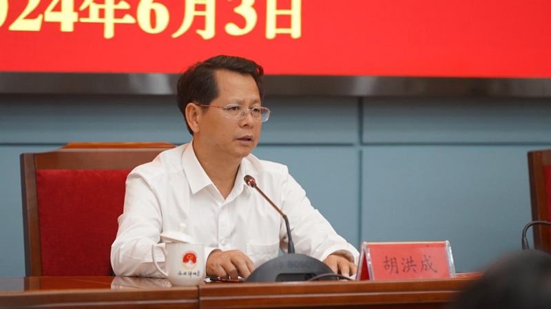 2貴州省林業(yè)局黨組書記、局長胡洪成作開班動員講話。