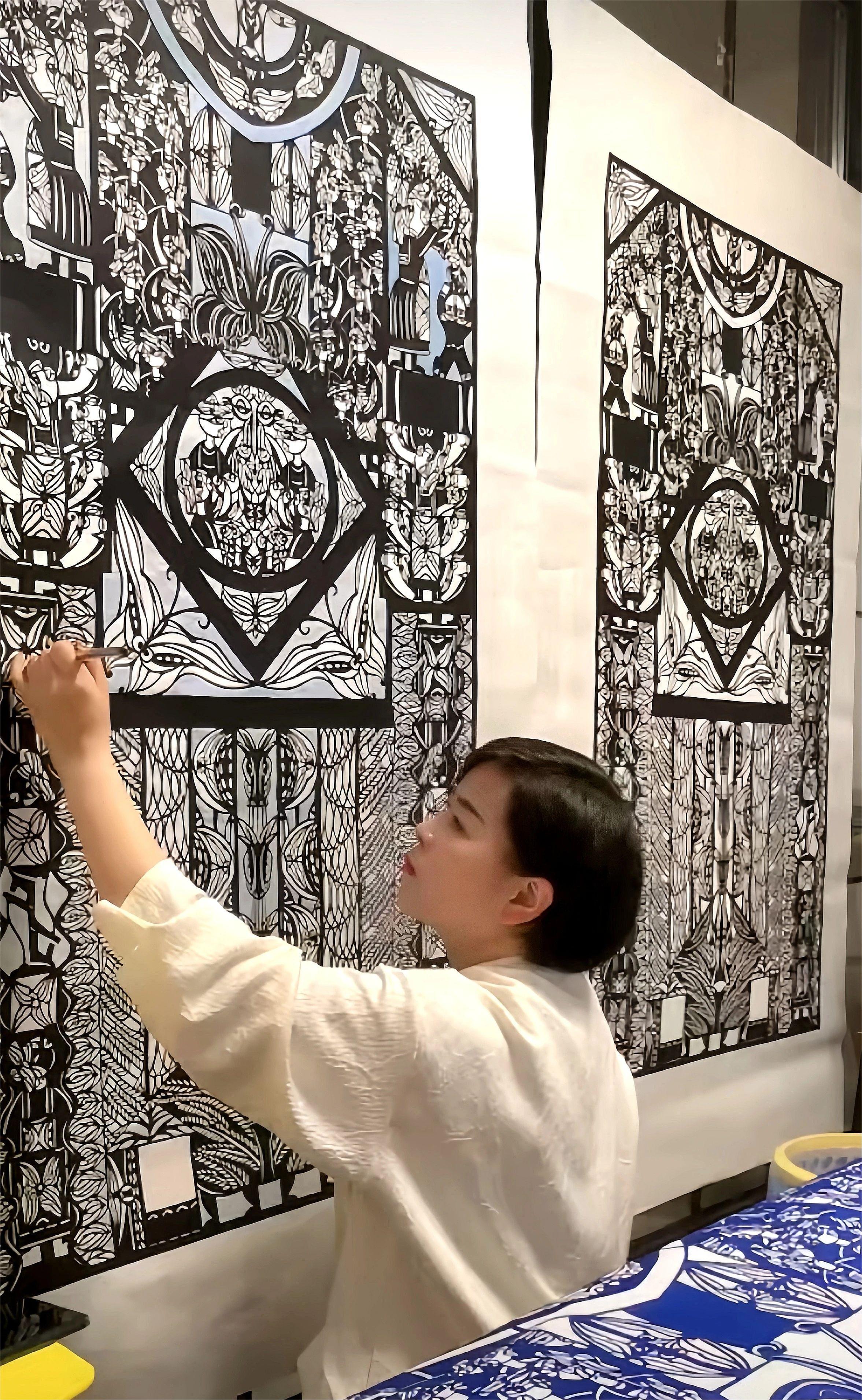 創(chuàng)作者曹梅梅正在專心創(chuàng)作。習(xí)水縣融媒體中心供圖