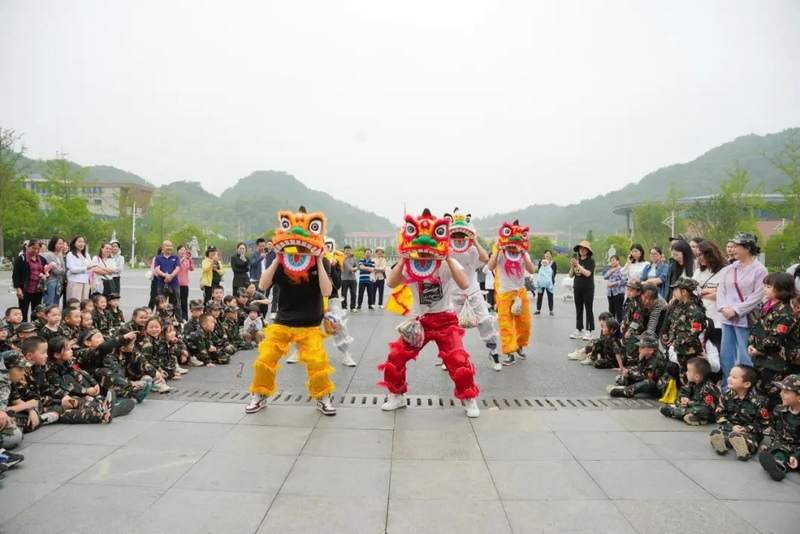 舞龍舞獅表演。