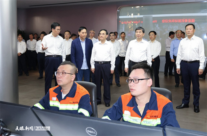 圖為貴州省黨政代表團(tuán)在青拓集團(tuán)學(xué)習(xí)考察。