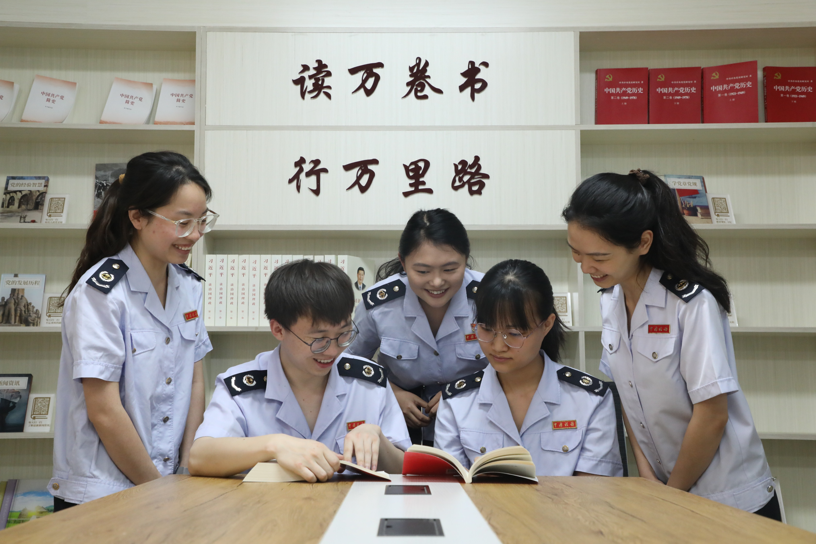 近日，國家稅務(wù)總局金沙縣稅務(wù)局青年干部在《民法典》知識講座后自覺討論學(xué)習(xí)《民法典》。朱泫粼攝