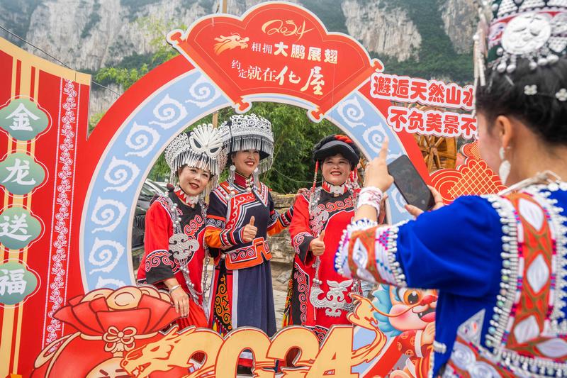 6月7日，在貴州省畢節(jié)市黔西新仁苗族鄉(xiāng)化屋村，村民正在合影留戀。