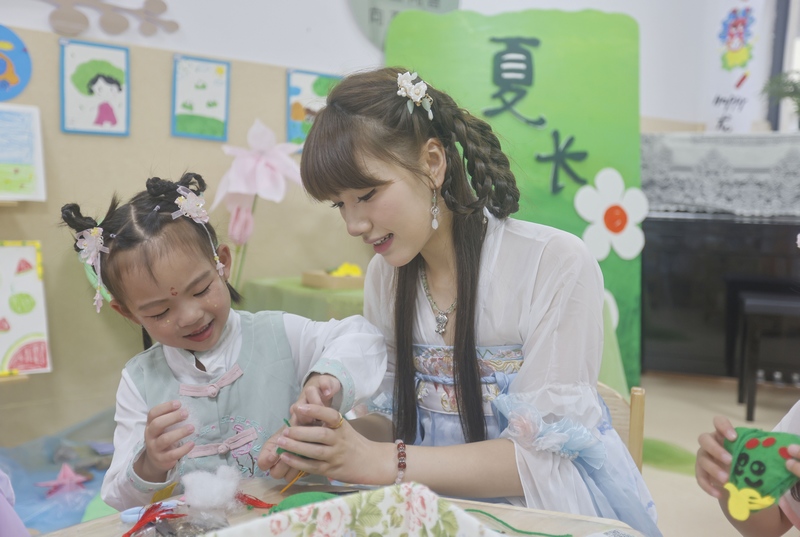 6月7日，在貴州省黔東南苗族侗族自治州施秉縣第四幼兒園，老師在教小朋友做香囊。磨桂賓攝