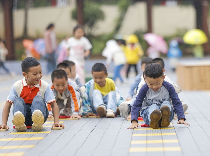 6月7日，在貴州省黔東南苗族侗族自治州施秉縣第四幼兒園，小朋友在玩劃龍船游戲。磨桂賓攝