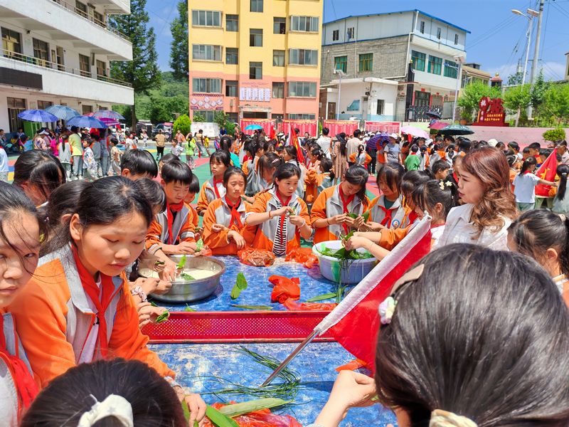 6月7日，赫章縣古達(dá)鄉(xiāng)千名師生迎端午包粽子現(xiàn)場。閔云瀟  攝.jpg