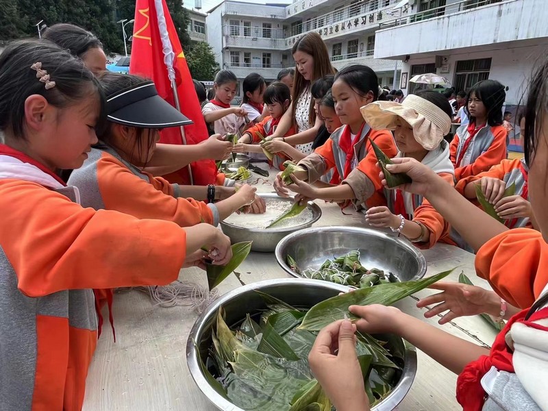 6月7日，赫章縣古達(dá)鄉(xiāng)師生包粽子迎端午。閔云瀟  攝.jpg