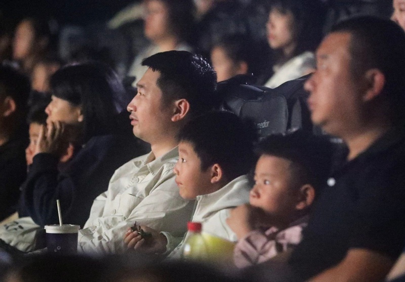 3 大家認真觀看電影