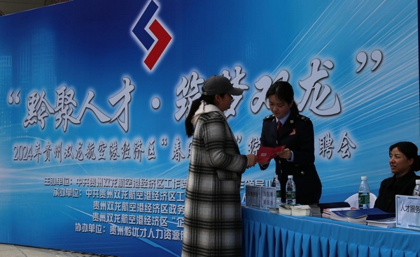 2稅務(wù)干部向商戶介紹稅收優(yōu)惠政策。 韓從杰 攝