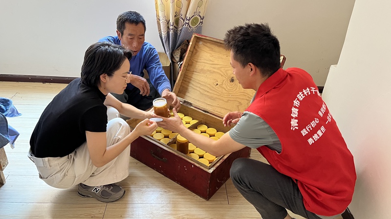 蔣家院村駐村干部為村民代賣蜂蜜。
