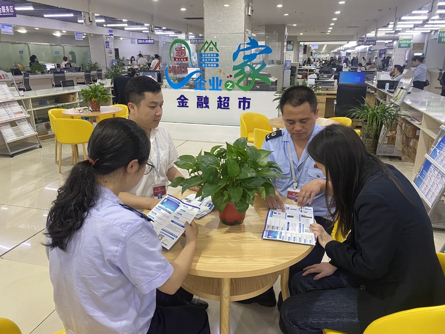 稅務(wù)人員在金融超市向納稅人宣傳銀稅互動知識。