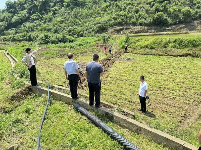 現(xiàn)場(chǎng)查看溝渠修建進(jìn)度。