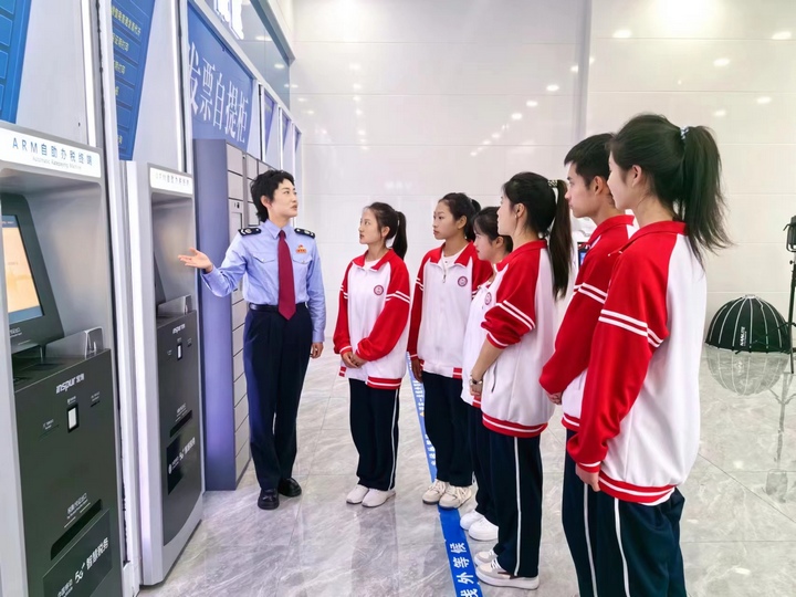 財貿(mào)學校學生在智慧服務廳詳細了解自助辦稅服務。