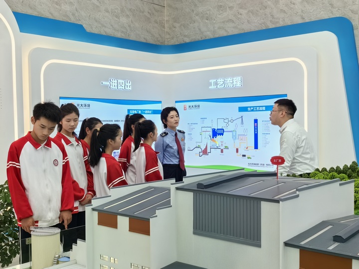 在垃圾發(fā)電企業(yè)，學(xué)生們聽企業(yè)人員講解付費vjn生產(chǎn)工藝。