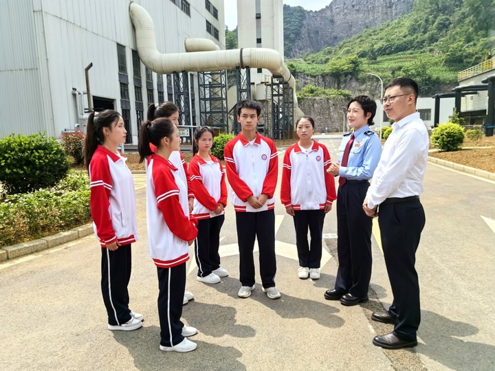 在垃圾發(fā)電企業(yè)，學(xué)生們聽稅務(wù)人員講解稅惠助力綠色發(fā)展的相關(guān)稅收政策。