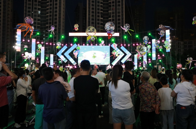 清鎮(zhèn)市打造消費新場景，點亮夏日“夜經(jīng)濟”。
