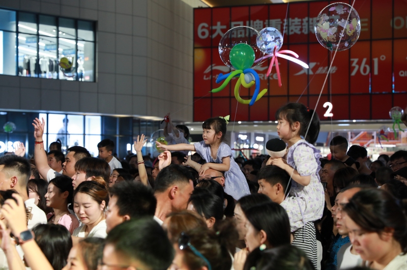 清鎮(zhèn)市打造消費新場景，點亮夏日“夜經(jīng)濟”。
