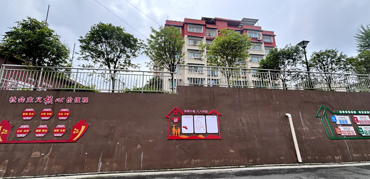 府西社區(qū)老縣醫(yī)院小區(qū)內(nèi)干凈的墻面被文明標(biāo)語點(diǎn)綴。