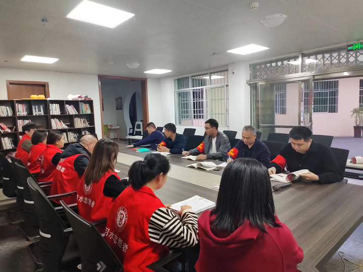 樓棟紅管家隊(duì)伍定期召開會議。