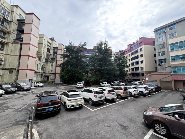 礦中社區(qū)煙草小區(qū)環(huán)境干凈整潔，車輛停放秩序井然。
