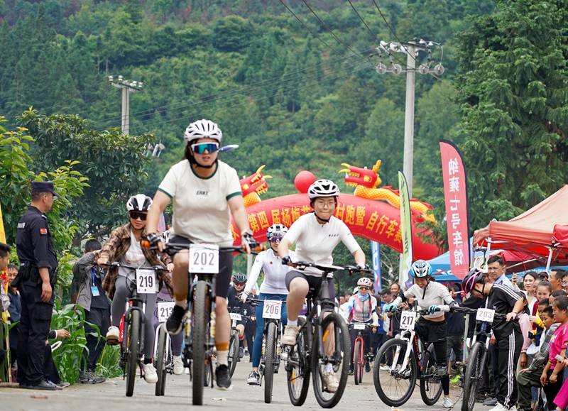 2024年6月22日，貴州省畢節(jié)市納雍縣昆寨鄉(xiāng)千秋村，山地自行車開(kāi)賽。 楊英 攝