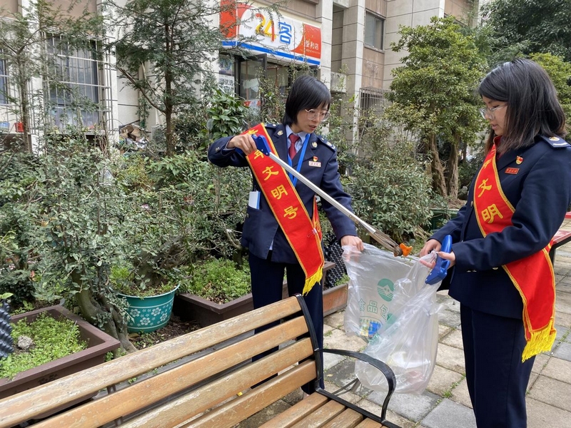 青年代表進(jìn)社區(qū)開展環(huán)保志愿活動
