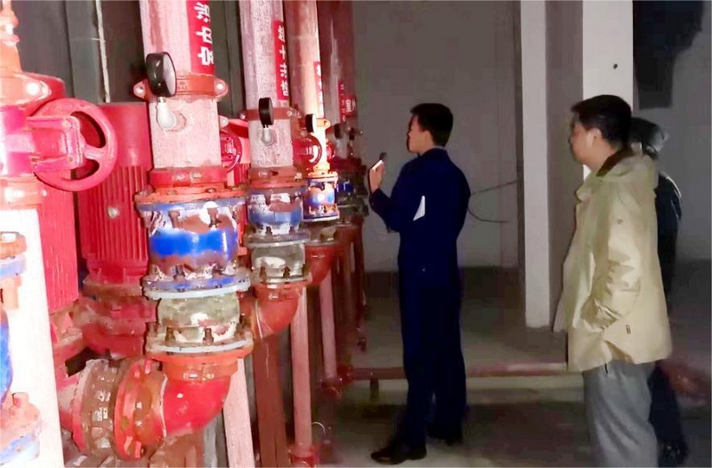 鎮(zhèn)公共安全辦對避暑小區(qū)進行消防檢查。