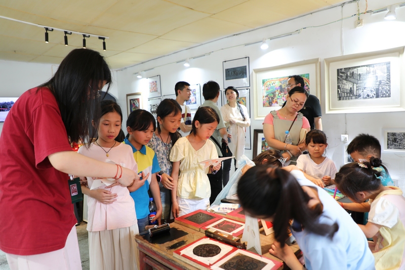 3、孩子們在畫圖。 陳桂良攝
