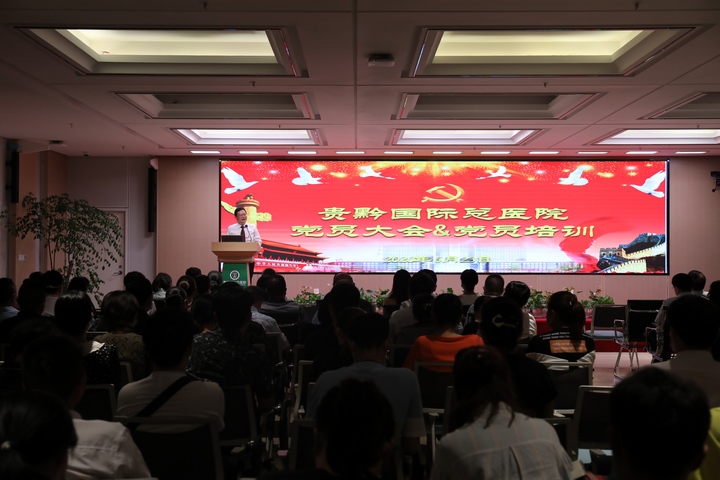 召開黨員大會，進行黨員培訓。