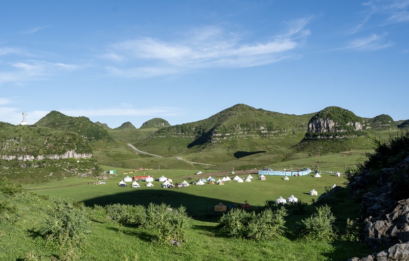 7月2日，游客在阿西里西大草原露營游玩。