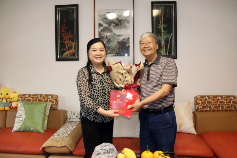 1.貴州大學(xué)黨委書記楊未為陳加法老同志送上政治生日卡