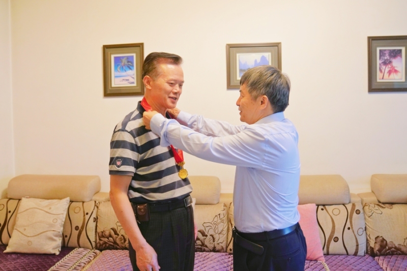 2.貴州大學(xué)校長(zhǎng)宋寶安為王厚余老同志佩戴“光榮在黨50年”紀(jì)念章